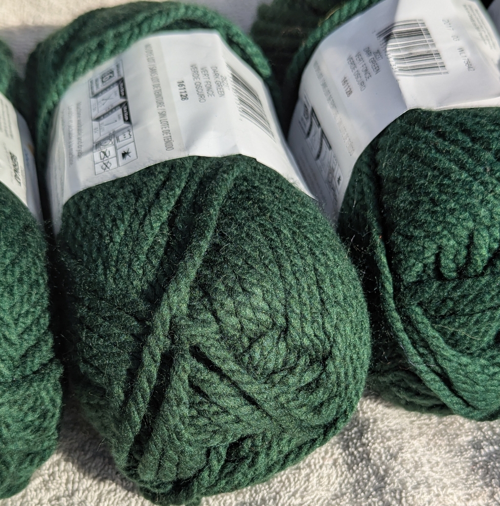 Bernat Softee Chunky Yarn in Dark Green, 4 Skiens Same Lot+ 1 Large Skien, Lot 1 - Picture 10 of 12